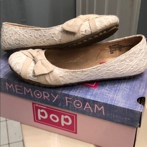 Pop ballet flats